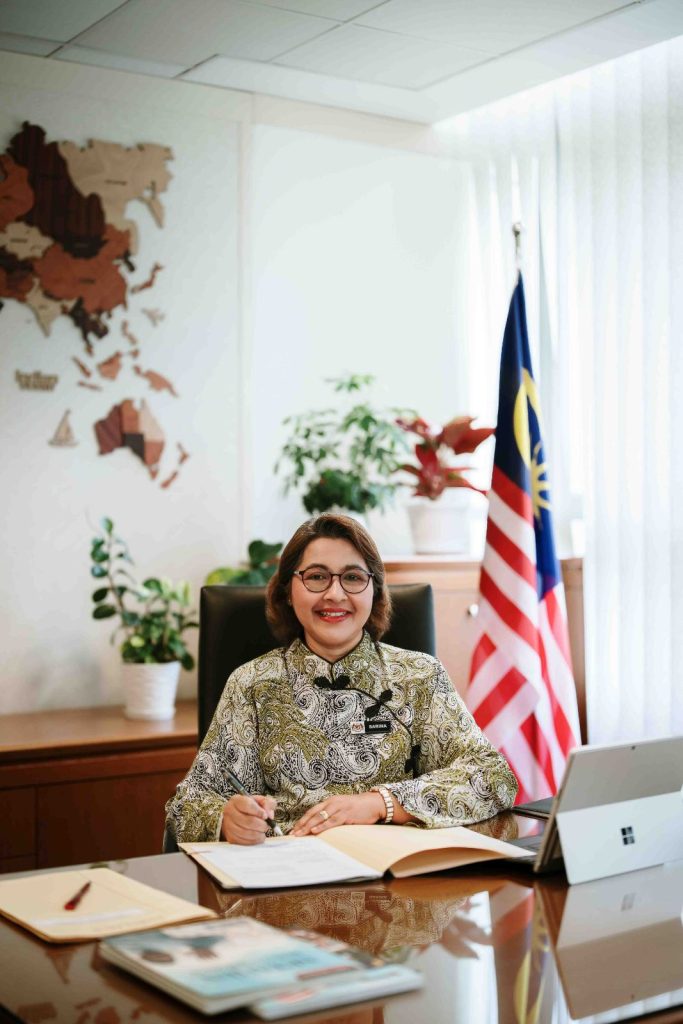 Executive portrait at her desk at Bahagian Pendidikan Swasta, Ministry of Education Putrajaya, corporate onsite photography by The Cade & Co