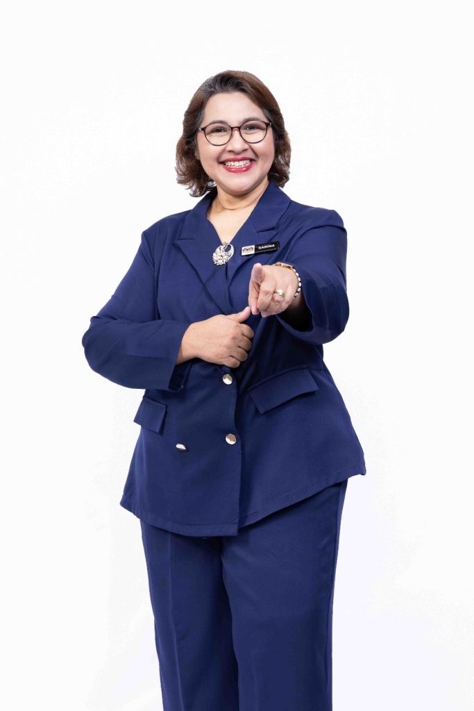 Studio corporate portrait on white backdrop at Bahagian Pendidikan Swasta, Ministry of Education Putrajaya, corporate onsite photography by The Cade & Co