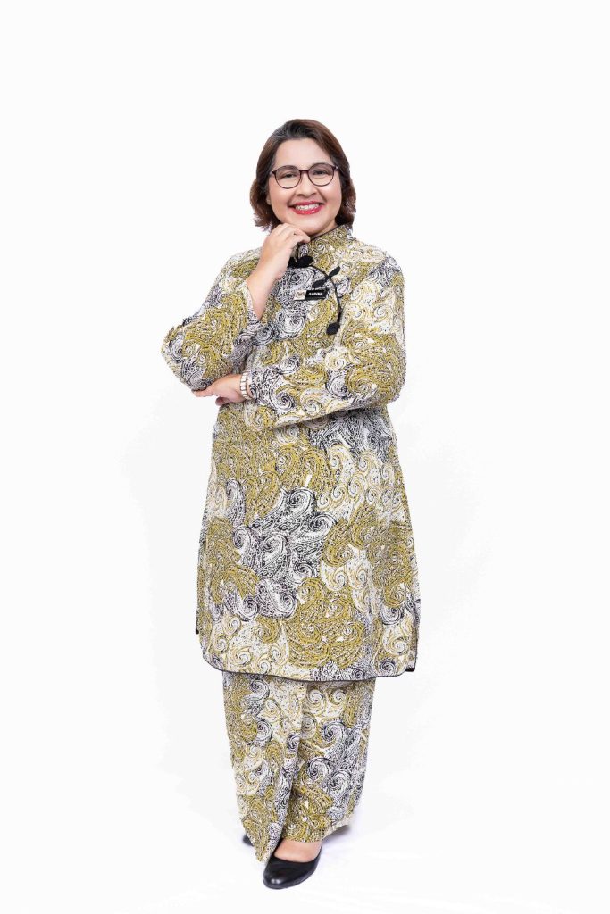 Full-length studio portrait in batik baju kurung at Bahagian Pendidikan Swasta, Ministry of Education Putrajaya, corporate onsite photography by The Cade & Co