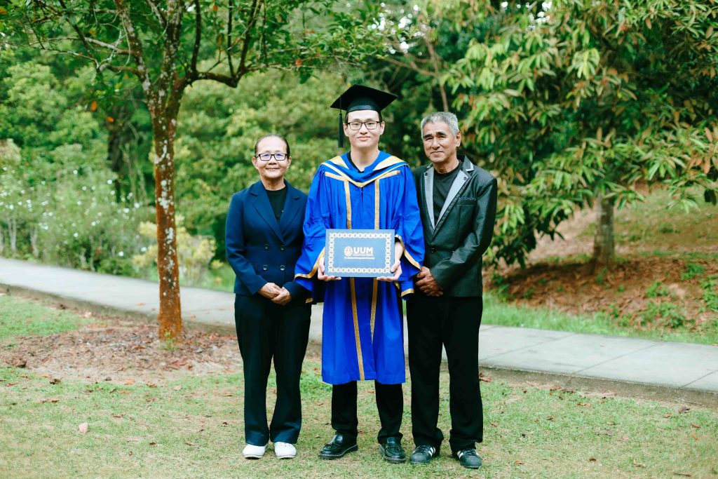 UUM graduate Tan Kim with his parents at Kepong Botanical Garden