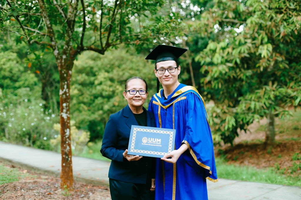 UUM graduate Tan Kim with his mother at Kepong Botanical Garden